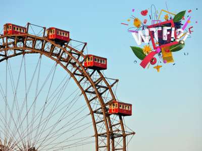 Man sieht ein Riesenrad an einem wolkenfreien sonnigen Tag.