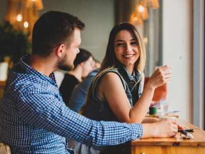 bei einem Kaffee sich beim zweiten Date näher kommen