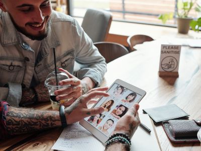Männer die ein Dating Profil in einer Dating App einrichten
