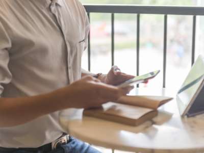 Mann der mit seinem Smartphone immer weniger zurück schreibt