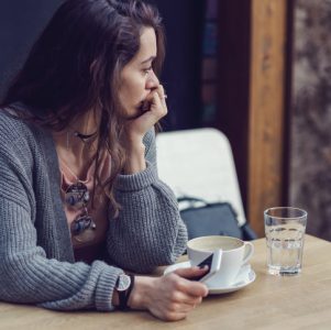 Singles: Angst vor dem Alleinsein? So beeinflusst sie dein Dating-Verhalten