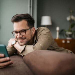 Tinder erzieht Männer: KI als Kupplerin mit Knigge-Kurs – und was das für die Zukunft des Datings bedeutet