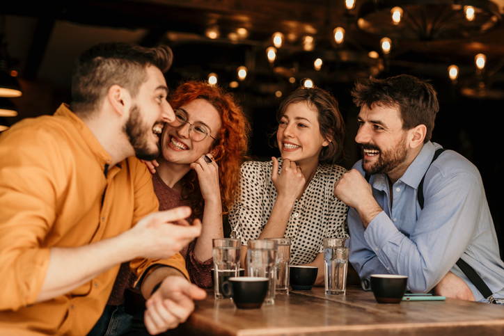 Mehr über den Artikel erfahren Dating mit Freunden: Warum Singles sich heute mehr Rat holen als früher