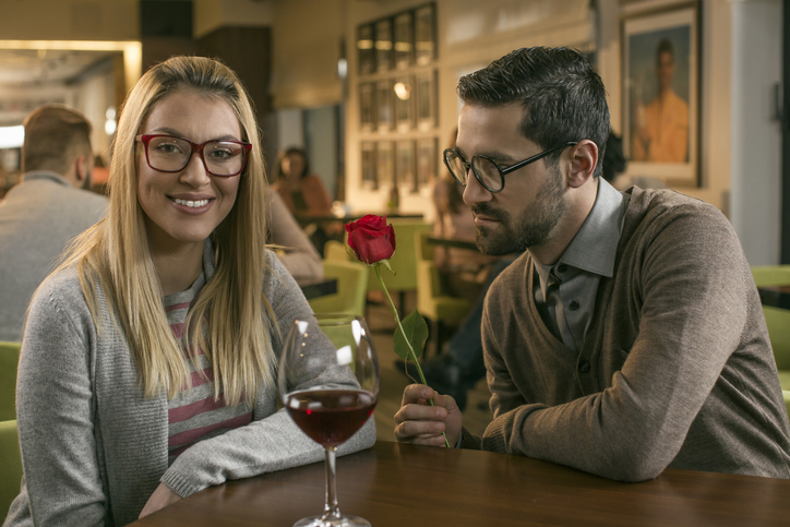 Paar bei einem Date in einem Café – ehrliches Kennenlernen statt Dating-Spielchen im Jahr 2026