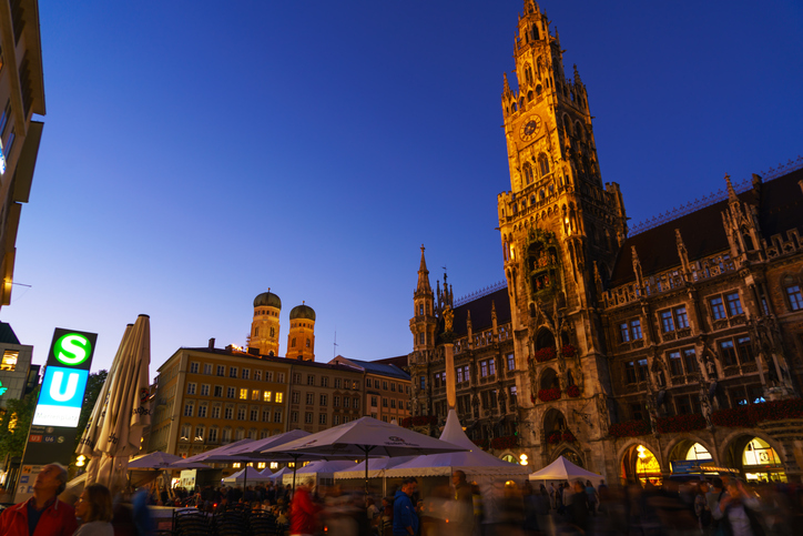 Abendstimmung am Marienplatz in München – Startpunkt unserer Diner Date Straßenumfrage zu Dating-Apps