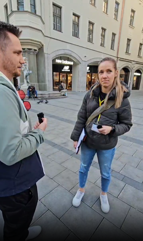 Diner Date Team in der Münchner Innenstadt vor der Straßenumfrage zu Dating-Apps