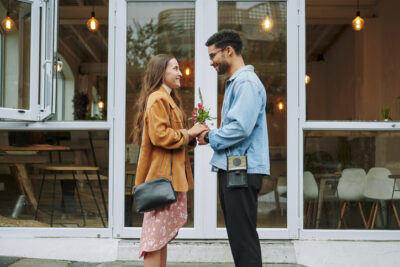 Junges Paar beim ersten Date vor einem Café – ehrliches Kennenlernen ohne Erwartungen
