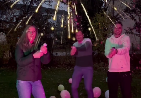 Diner Date Team feiert den Play-Store-Launch der Dating App aus Bayern mit Konfetti, Funken und Ballons