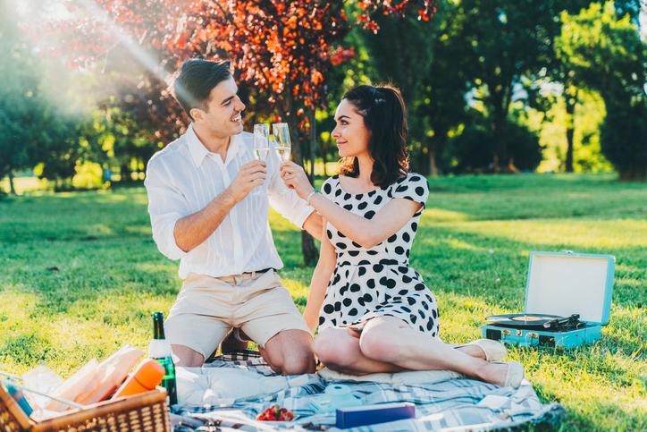 Paar beim entspannten Picknick im Park als Symbol für Bumble, respektvolles Kennenlernen und lockeres Dating