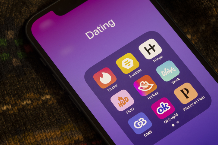 Smartphone mit mehreren Dating-Apps als Symbol für Online-Dating, Dating-App-Vergleich und die beste Dating App 2026