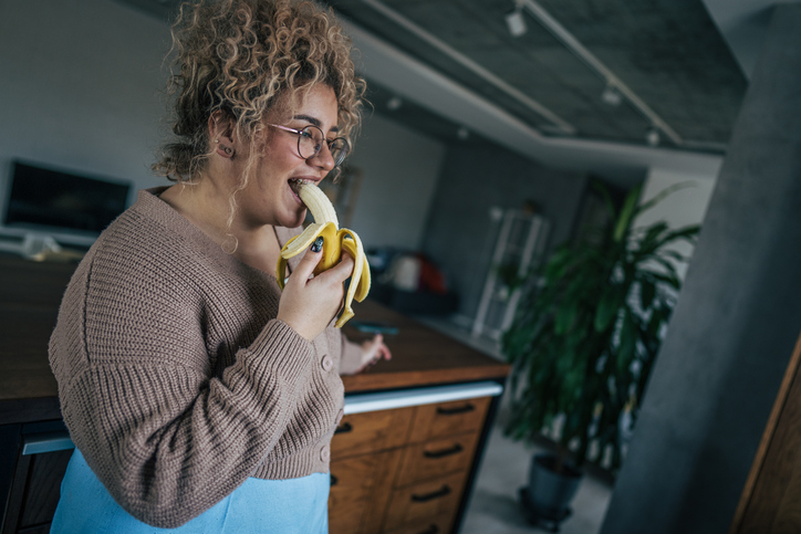 Frau mit Banane als augenzwinkerndes Symbolbild für den Schniblo-Tag für Frauen