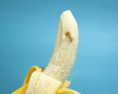 Geschälte Banane mit weißer Soße als symbolisches Bild für den Schniblo-Tag