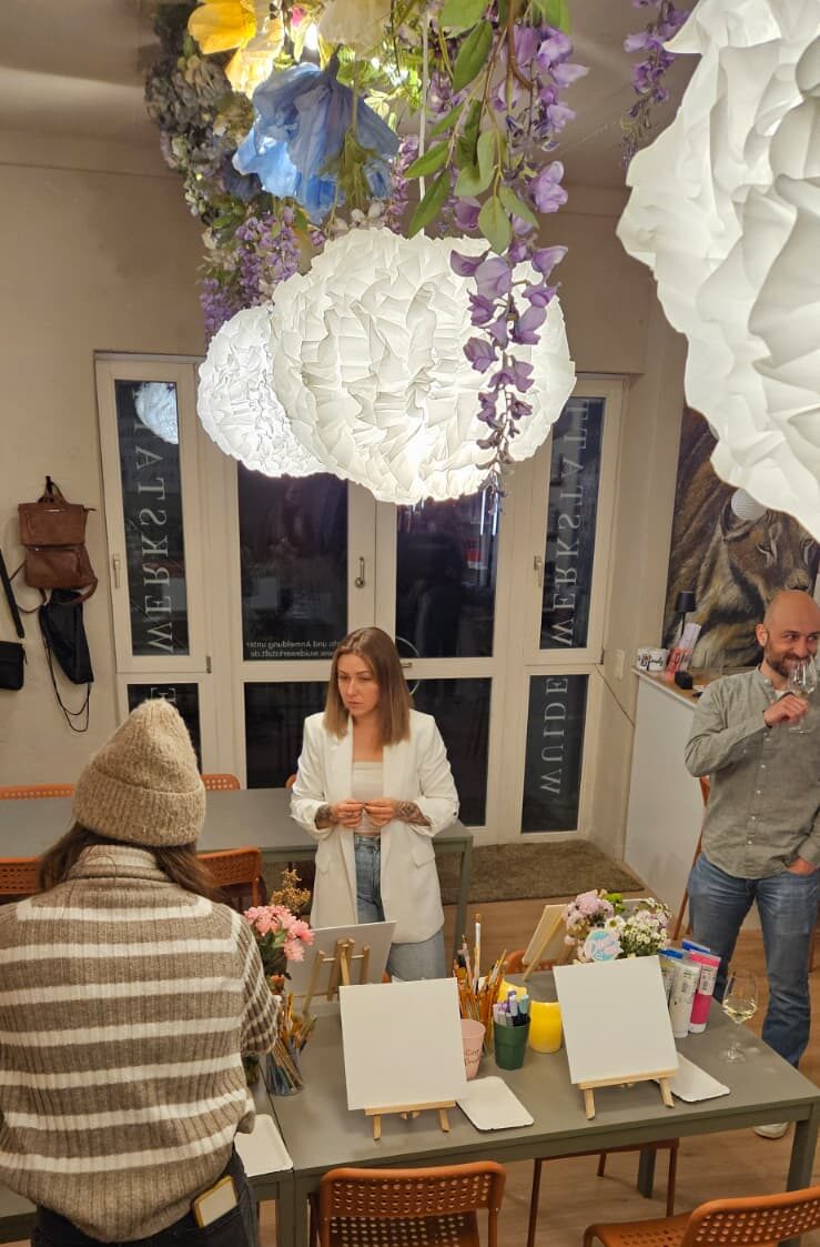 Kreative Paint-&-Drink-Location mit Staffeleien und Gästen bei einem Diner-Date-Single-Event in Landshut und München