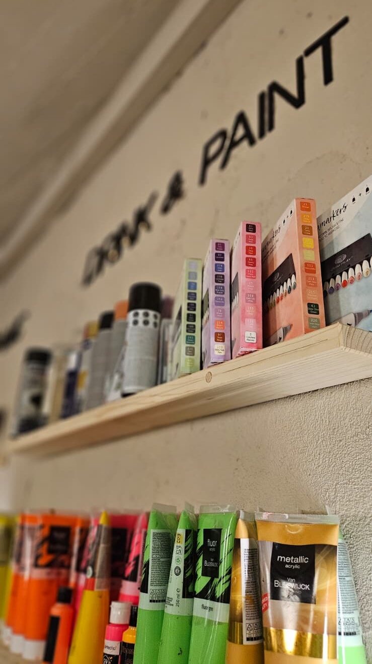 Farben, Marker und Malutensilien bei einem kreativen Paint-&-Drink-Single-Event von Diner Date in München und Landshut