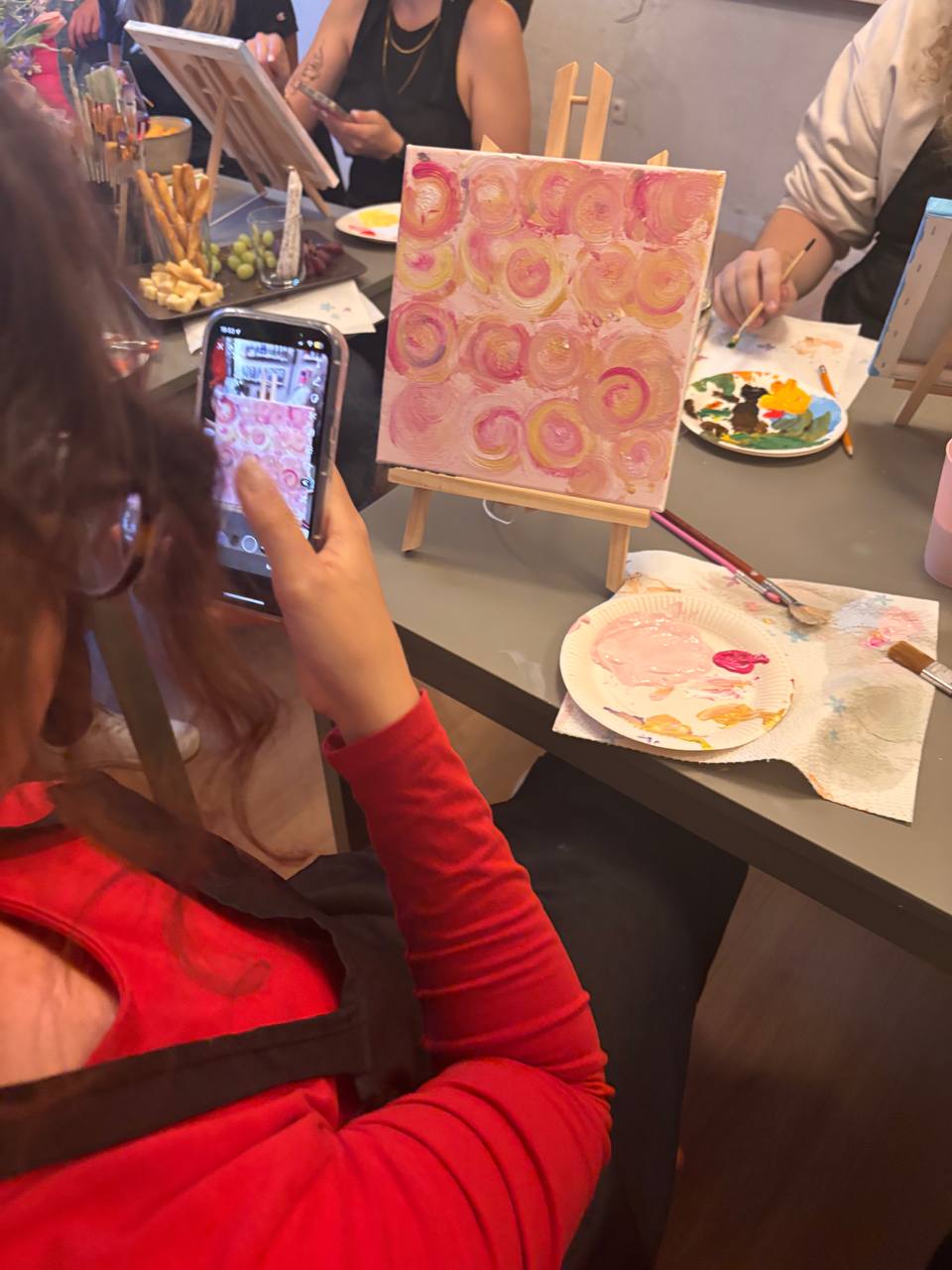 Teilnehmerinnen beim Paint & Drink Single-Event von Diner Date in der WuidenWerkstatt Landshut