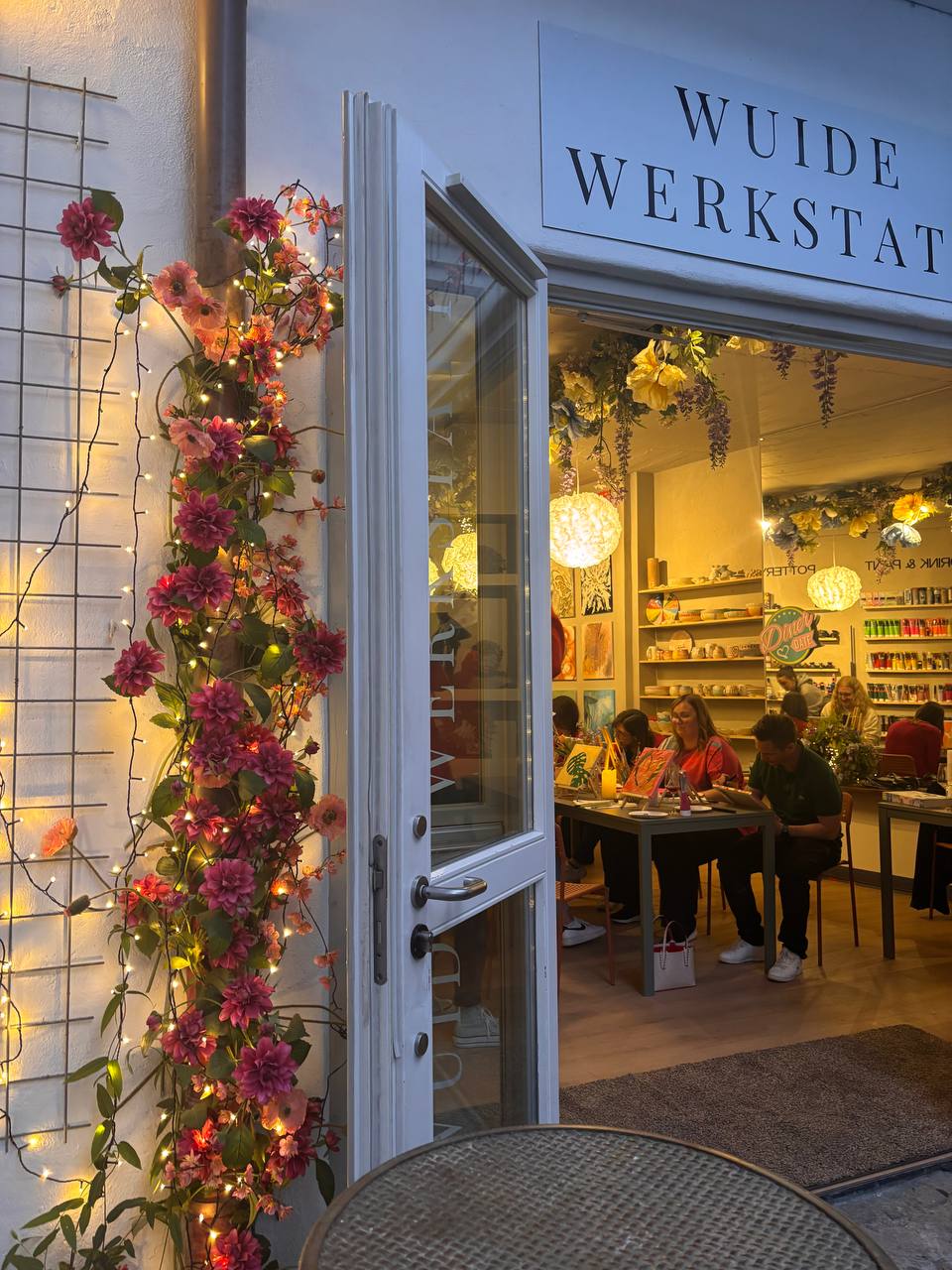 Blick in die Wuide Werkstatt Landshut beim Diner Date Paint & Drink Single-Abend