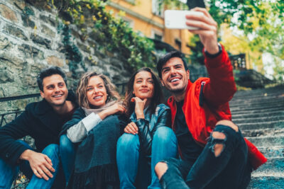 Vier lachende Freunde machen ein Selfie, passend zum Thema Doppel-Dates und Bumble BFF.
