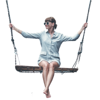 Bindungsangst Balance Eine Frau sitzt auf einer Schaukel hoch über einer Schlucht, ein Sinnbild für innere Balance trotz Bindungsangst in der Kennenlernphase.