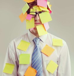 Post-its überall Ein Mann steht da und ist überall mit Post-its Zettel überklebt.
